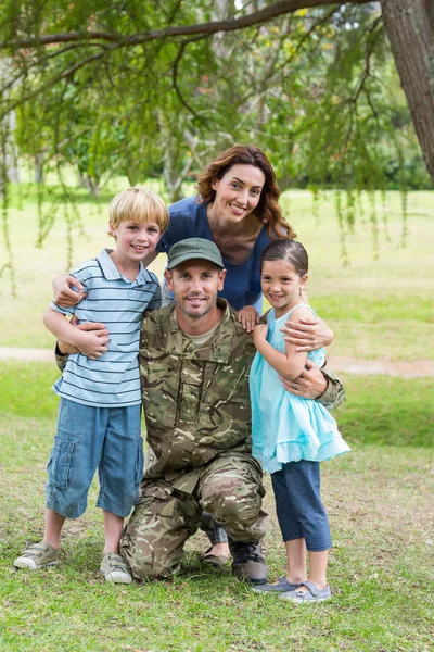 Kjekk soldat gjenforent med familien. – stockfoto