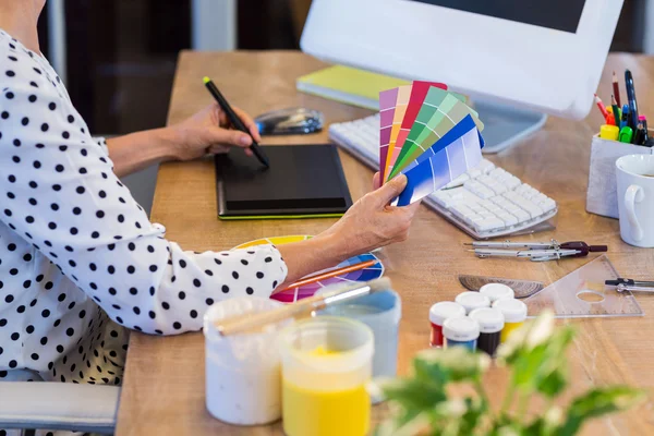 Casual zakenvrouw kijken naar kleur staal — Stockfoto