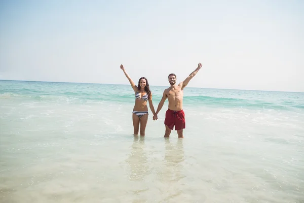 Pareja joven en la playa —  Fotos de Stock