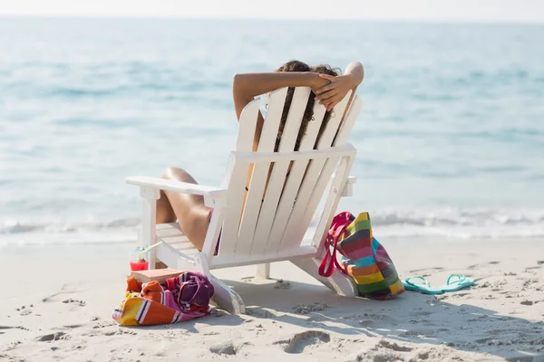 Mulher loira na cadeira de sol na praia — Fotografia de Stock