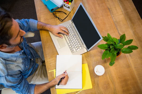 Homme d'affaires occasionnel prenant des notes dans son carnet — Photo