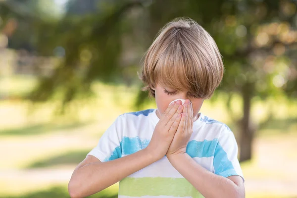 Lille pojken blåser näsan — Stockfoto