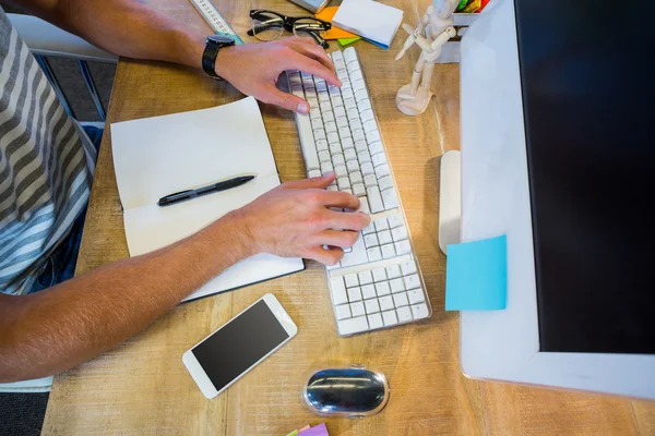 Homem de negócios casual digitando no teclado — Fotografia de Stock