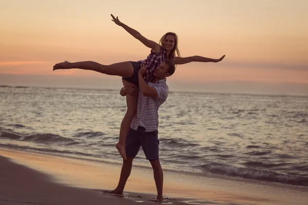 Пара веселиться на пляже — стоковое фото