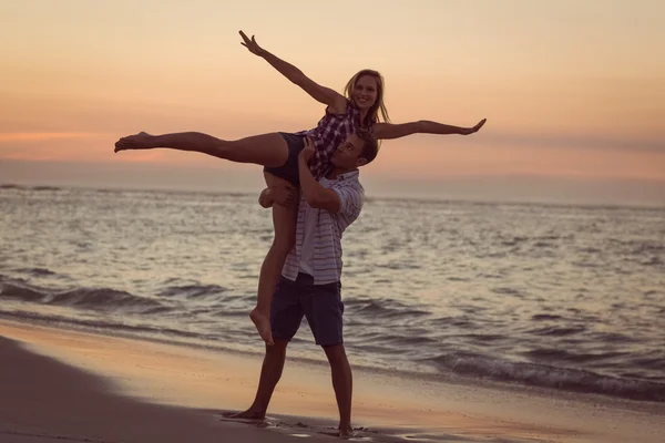 Pareja divertirse en la playa — Foto de Stock