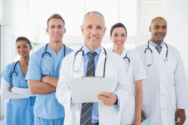 Equipe de médicos sorridentes olhando para a câmera — Fotografia de Stock