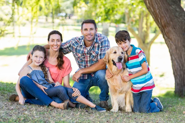 Família com seu cão no parque — Fotografia de Stock