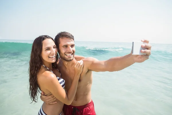 Пара приймає селфі на пляжі — стокове фото