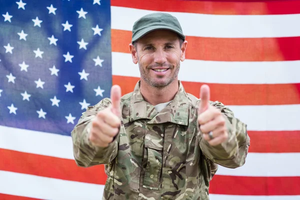 Soldier looking at camera thumbs up — Stockfoto