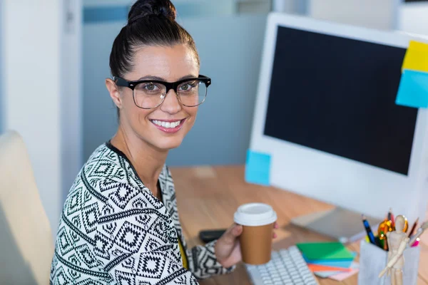 Hermosa morena sonriendo a la cámara — Foto de Stock