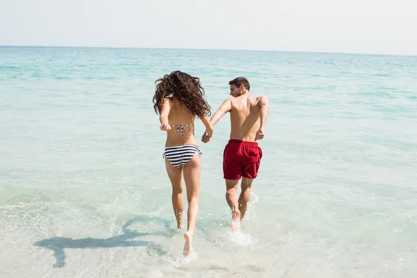 Coppia divertirsi in spiaggia — Foto Stock