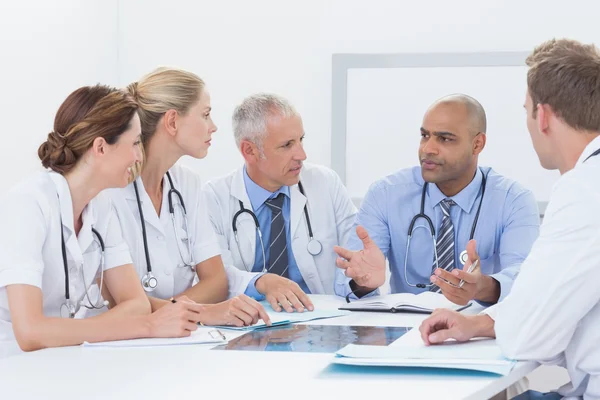 Equipe de médicos tendo uma reunião — Fotografia de Stock