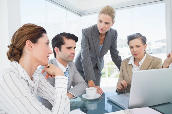 Business team che lavorano insieme sul laptop — Foto Stock