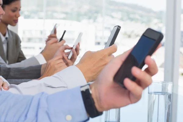 Zakelijke team met behulp van hun mobiele telefoon — Stockfoto