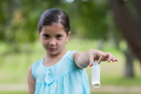 Gadis kecil menunjukkan inhalernya — Stok Foto