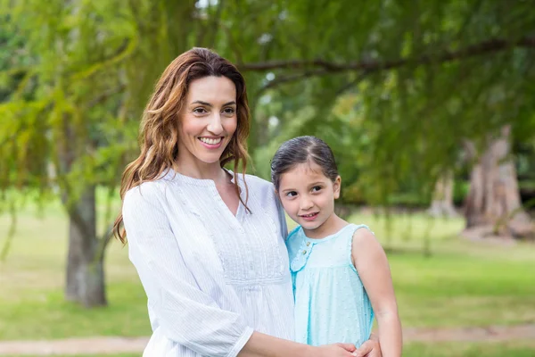 Moeder en dochter glimlachend naar de camera — Stockfoto