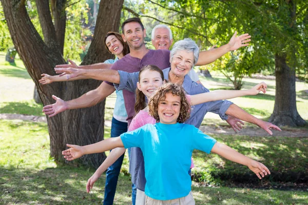 Utvidgade familjen leende i parken — Stockfoto
