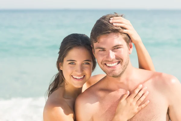 Jong koppel op strand — Stockfoto