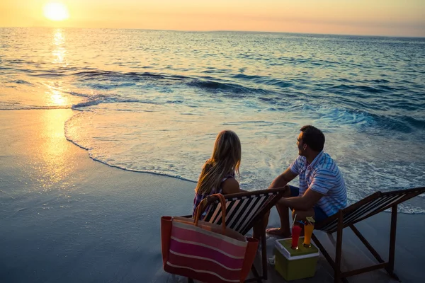 Couple sitting at beach — Stock Photo, Image