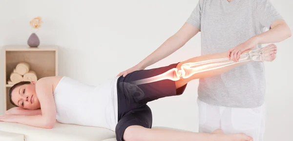 Gemarkeerde beenderen van vrouw aan fysiotherapeut — Stockfoto