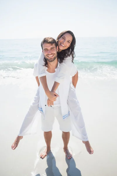 Pareja divirtiéndose en la playa —  Fotos de Stock