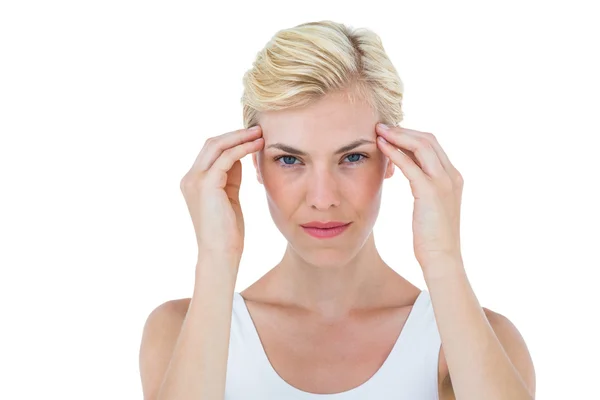 Femme fronçant les sourcils et regardant la caméra — Photo