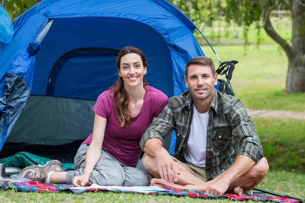 Casal feliz smilling no parque — Fotografia de Stock