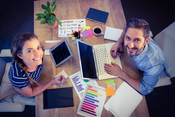 Glückliche kreative Arbeiter teilen Schreibtisch — Stockfoto