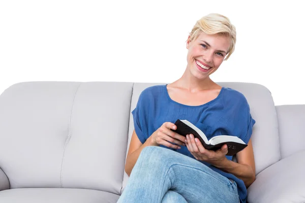 Livre de lecture femme sur canapé — Photo