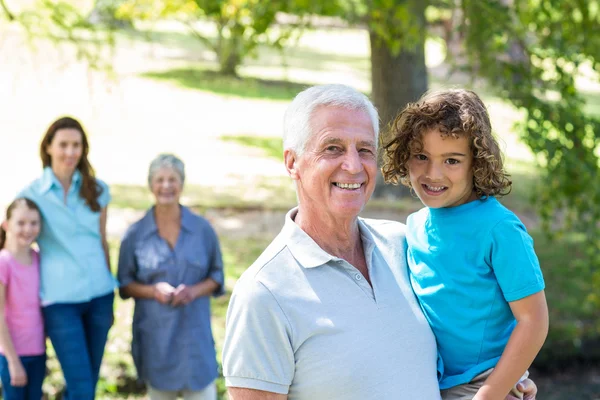 Família estendida sorrindo no parque — Fotografia de Stock