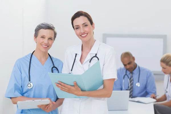 Equipo de médicos trabajando en sus archivos — Foto de Stock