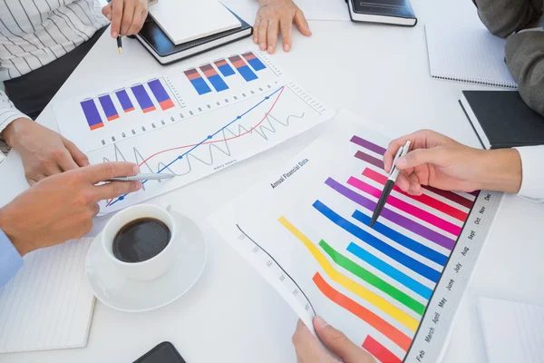 Equipe de negócios analisando gráficos de gráfico de barras — Fotografia de Stock