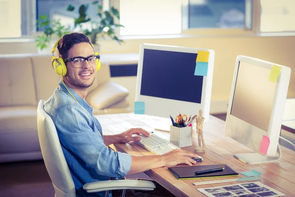 Designer feliz sorrindo para a câmera — Fotografia de Stock