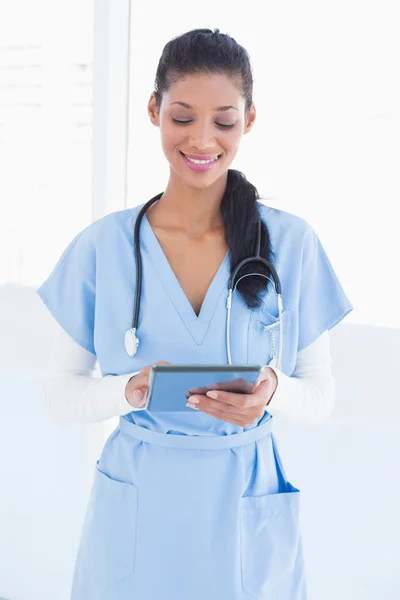 Leende läkare använder tablet — Stockfoto