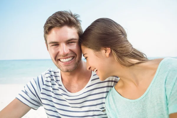 Paar lächelt am Strand — Stockfoto