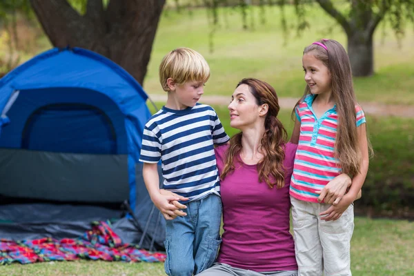 Mamma e bambini si divertono nel parco — Foto Stock