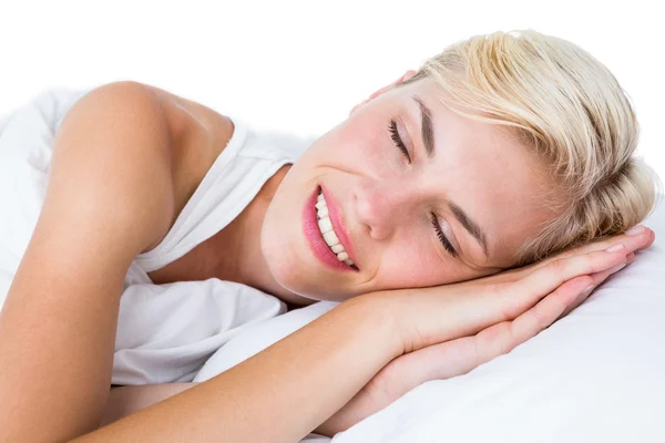 Mujer sonriente durmiendo en su cama — Foto de Stock