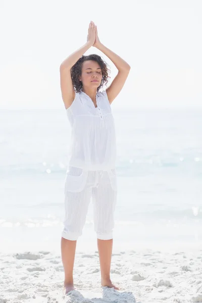 Mujer relajante en la playa — Foto de Stock