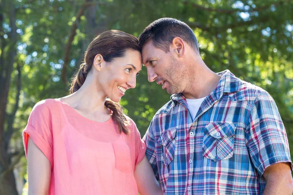 Lyckliga paret smilling i park — Stockfoto
