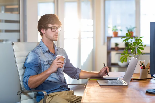 Empresario enfocado usando digitalizador — Foto de Stock