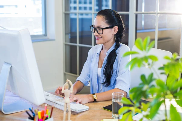 Sorrindo empresária casual trabalhando no computador — Fotografia de Stock