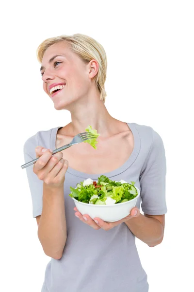 Blonde vrouw die houden kom salade — Stockfoto