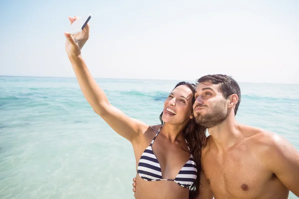 Selfie biorąc para na plaży — Zdjęcie stockowe