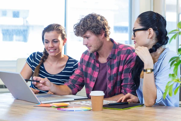 Socios sonrientes trabajando juntos con fotografías — Foto de Stock