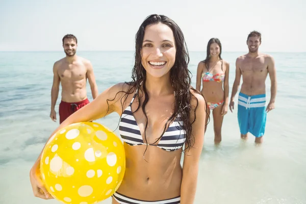 Vrienden in zwemkleding op strand — Stockfoto