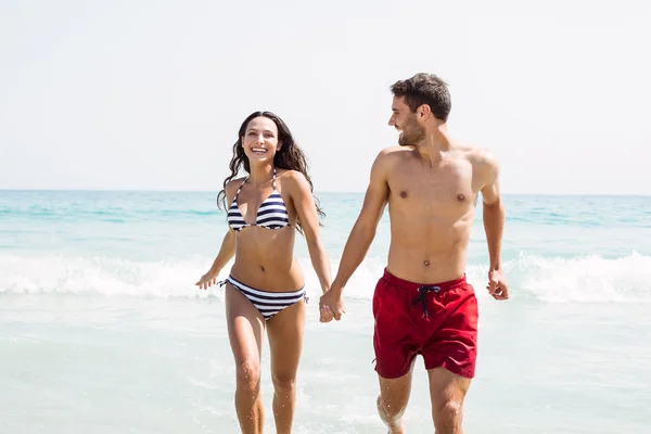 Casal se divertindo na praia — Fotografia de Stock