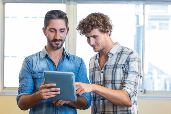Business team looking at tablet — Stock Photo, Image