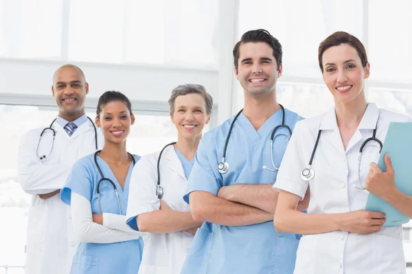 Equipe de médicos sorridentes olhando para a câmera — Fotografia de Stock