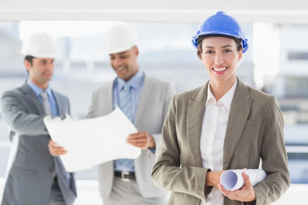 Empresarios y una mujer con sombreros duros — Foto de Stock