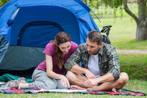 Gelukkige paar smilling in park — Stockfoto